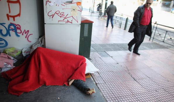Donna partorisce per strada a Napoli