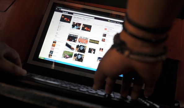 Adesca minorenne su Facebook