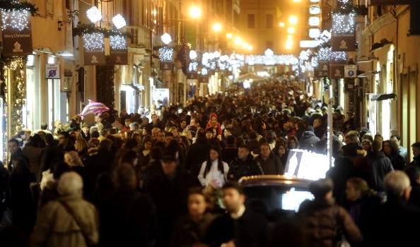 shopping, furti, negozi, Persone che camminano in Via Condotti a Roma
