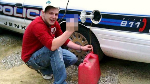 Ruba gasolio alla polizia e posta foto su Facebook