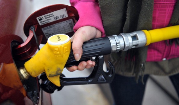 Una donna immette diesel nel serbatoio dell'automobile