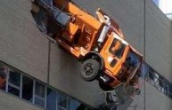 New York: camion sporge dal secondo piano