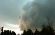Gigantesco volto tra le nuvole: il video