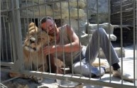 Ucraina, in gabbia 35 giorni con una leonessa per raccogliere fondi per lo Zoo
