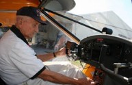 Uomo consegue brevetto di pilota a 89 anni