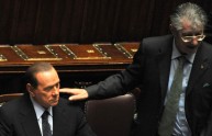 Bossi ipotizza di cornificare Berlusconi: "Avanti fino al 2013, troppo!"