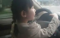 Bambina di quattro anni ripresa alla guida di un'auto