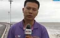 Reporter cinese mette preservativo sul microfono per proteggerlo dalla pioggia