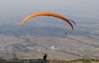 Abruzzo, sindaco si dimette lanciandosi col paracadute in nome di Steve Jobs
