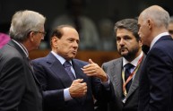 Berlusconi: "l'euro non convince", ma poi aggiunge: "è la nostra bandiera"