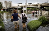 Bangkok assediata dall’acqua, centinaia di migliaia le persone evacuate. Il video