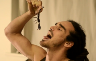 Louis Cole mangia uno scorpione gigante vivo, il video