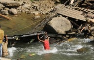 India, crolla ponte: muoiono 34 persone