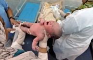 Orrore in India, muore neonato in ospedale. "Lavato con l'acido"