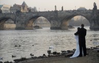 Italiano cade da un ponte per foto ricordo a Praga
