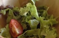 Trova un uccello morto nell'insalata confezionata: il video