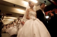 Le propone di sposarlo con un flash mob in metro: il video