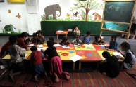 Calci e pugni ai bimbi: indagata una maestra d'asilo