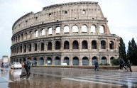 Incidono i loro nomi sul Colosseo: nei guai una coppietta francese