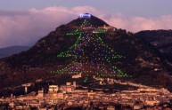 Il Papa accende col tablet l'albero di Natale più grande del mondo