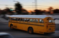 Ragazzo salva uno scuolabus svegliando il conducente: il video