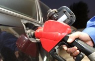 Prezzo benzina alle stelle, gli Italiani fanno il pieno in Svizzera