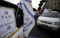 I tassisti sospendono la protesta, ma sconfessano i sindacati