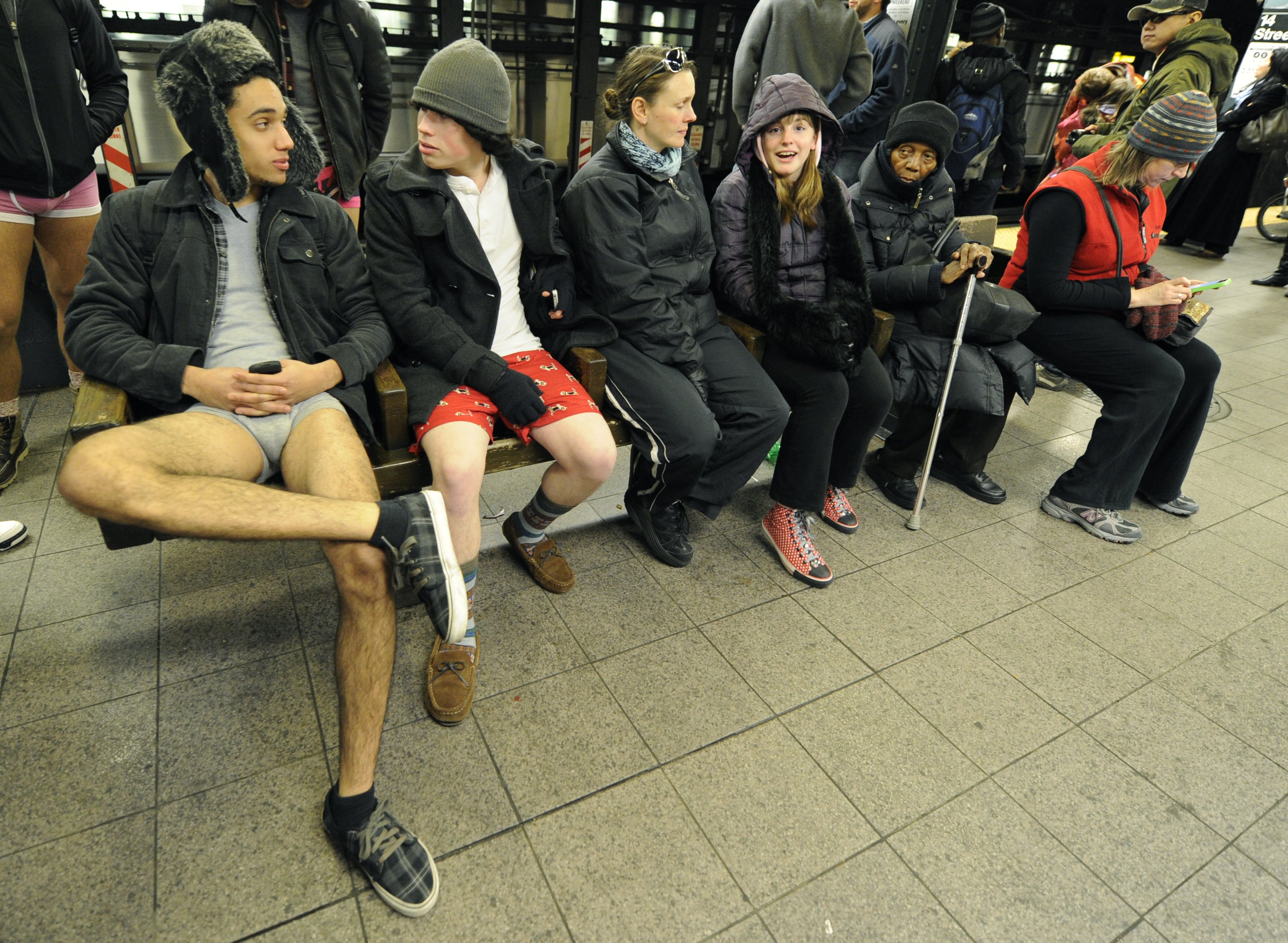 Мужчина без штанов. Флешмоб в метро без штанов. Штаны без человека. Парни в метро без штанов.