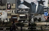 Un manifesto di propaganda del dittatore che ancora domina la Siria