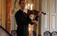 Performance interrotta dal cellulare: musicista ripropone la suoneria col violino. Il video