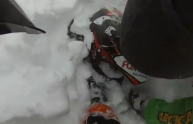 Uomo sepolto vivo nella neve, gli amici lo recuperano e filmano tutto