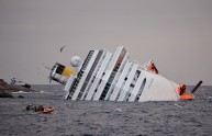 La Costa Concordia piegata su se stessa