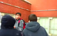 Sette giovani aggrediscono ragazzo asiatico per rubargli le scarpe: il video