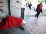 Donna partorisce per strada a Napoli