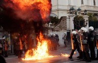 Grecia in rivolta contro i drastici tagli del Parlamento, edifici in fiamme e feriti