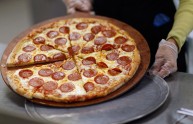 Claire Simmons, la storia della donna che mangia solo pizza da 31 anni