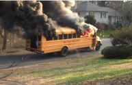 Autista-eroina salva i bambini prima che lo scuolabus esploda: il video