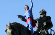 Superman arrestato mentre cavalca la statua di Washington: il video