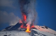 L'Etna dà spettacolo, eruzione nella notte: il video