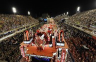 La maschera di Schettino al Carnevale di Rio
