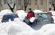 Tornano a prendersi l'auto bloccata dalla neve: 398 euro di multa