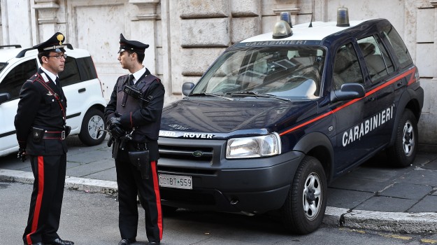 Donna muore in caserma carabinieri