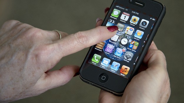 Le donne trascorrono in media 4 mesi e mezzo al telefono con la mamma