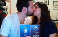 Israele-Iran, spopola in rete la foto del bacio contro la guerra