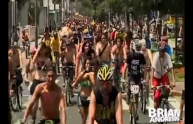 Ciclisti nudi in protesta per le strade di Lima, il video