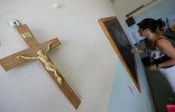 Scuola cattolica caccia insegnante per gravidanza ritenuta immorale