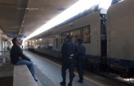 Incendio doloso a Bologna, treni in tilt. Lupi: "Atto terroristico"