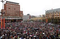 Breivik, 40 mila norvegesi cantano contro il terrorista. Il video