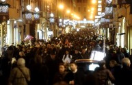 shopping, furti, negozi, Persone che camminano in Via Condotti a Roma