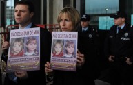 Gerry and Kate McCann posano con le foto della figlia scomparsa